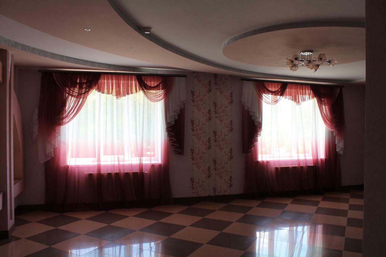 Kremin Hotel Kremenetsʼ Екстериор снимка